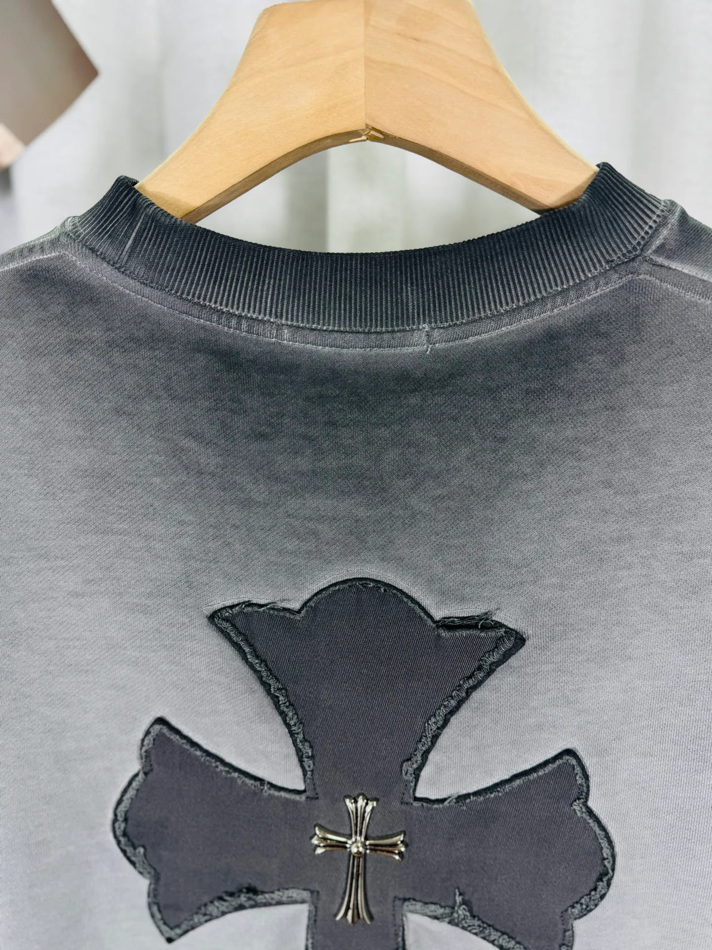 P280 top version, real shot without P, ​​different from market currency) 𝗖𝗵𝗿𝗼𝗺𝗲 𝗛𝗲𝗮𝗿𝘁𝘀/Cro Heart 2025 washed patch embroidery autumn and winter new original single counter American laser burnt 3D three-dimensional color embroidery couple casual sweatshirt 👑The highest version! Customized fabric 430g tripe terry fabric! American acid-washed and distressed original fabric laser burnt ✟appliqué embroidery and exquisite embroidery of letters! The best-selling model in the counter, very comfortable to wear. Accessories: original molded and authenticated collar label➕100% silk wash label. Genuine purchase-grade original hangtag➕matching hanging rope➕3D hanging beads➕original packaging bag. Craftsmanship: The original version has consistent wiring! The highest version of the armhole matching technique! Color: Red Black Size: S M L XL Style No.: 25-311